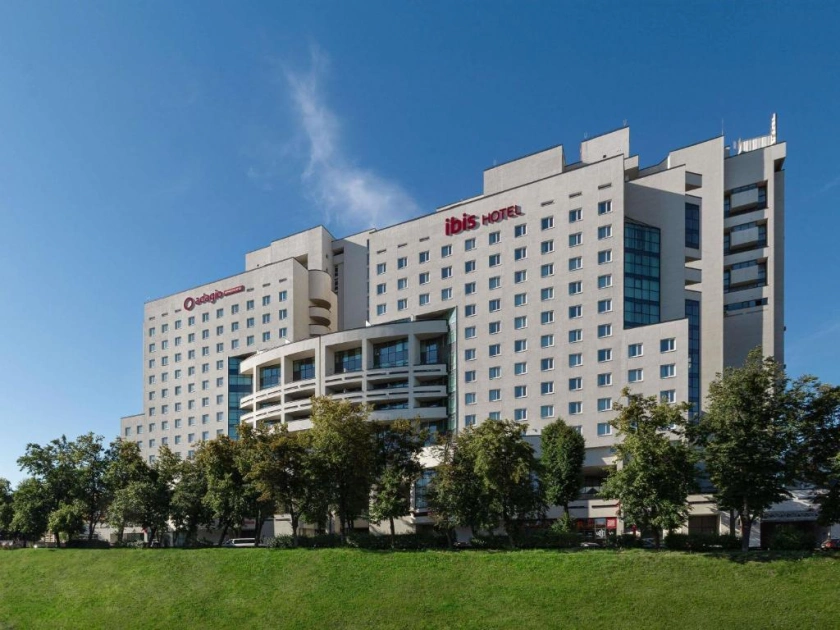 Ibis на метро Берестейська