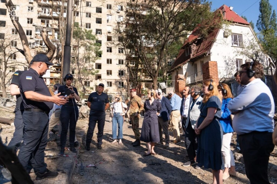 Дипломатам із 70 країн показали масштаб руйнувань після атаки на Київ - 1