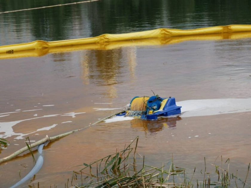 Озеро Кирилівське після атаки РФ: із водойми вже відкачали 65 тонн нафти - 3