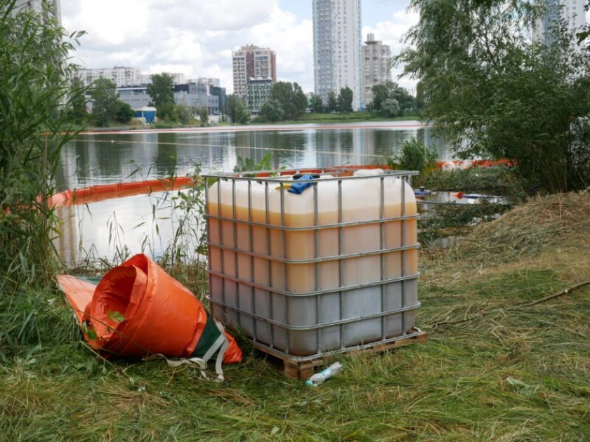 Озеро Кирилівське після атаки РФ: із водойми вже відкачали 65 тонн нафти - 1