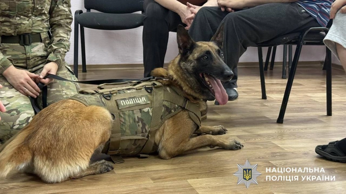 Кінологи столичної поліції провели терапевтичну зустріч для дітей на Оболоні - 2