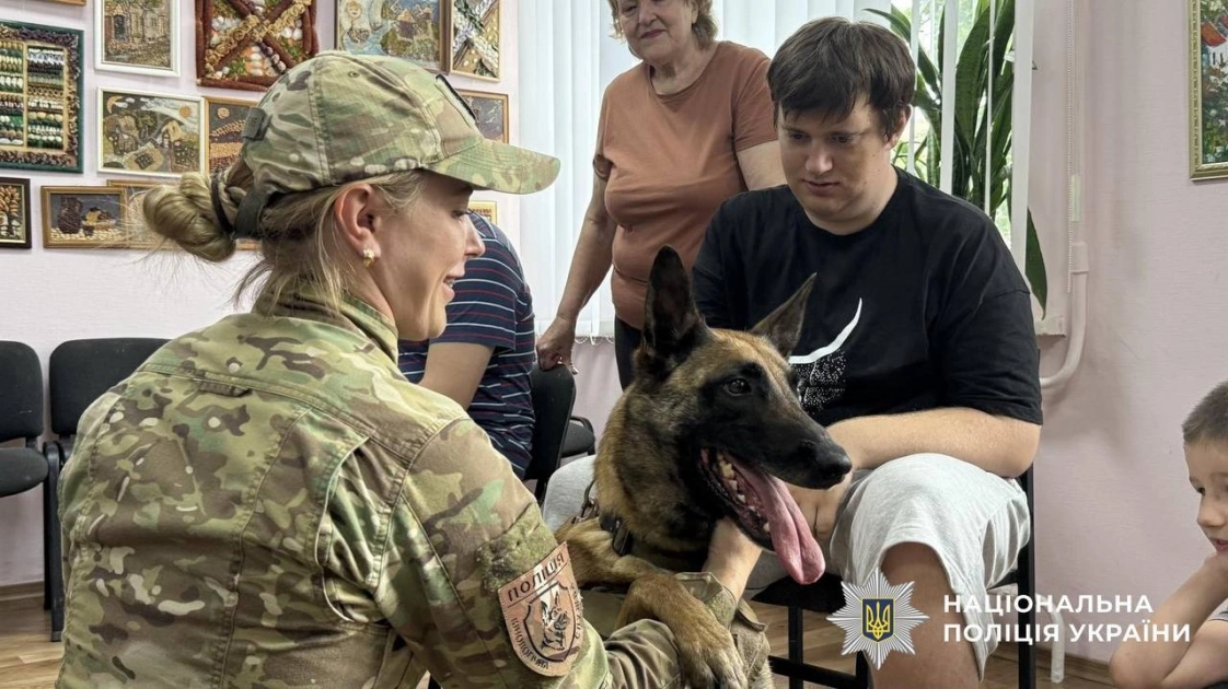 Кінологи столичної поліції провели терапевтичну зустріч для дітей на Оболоні - 3