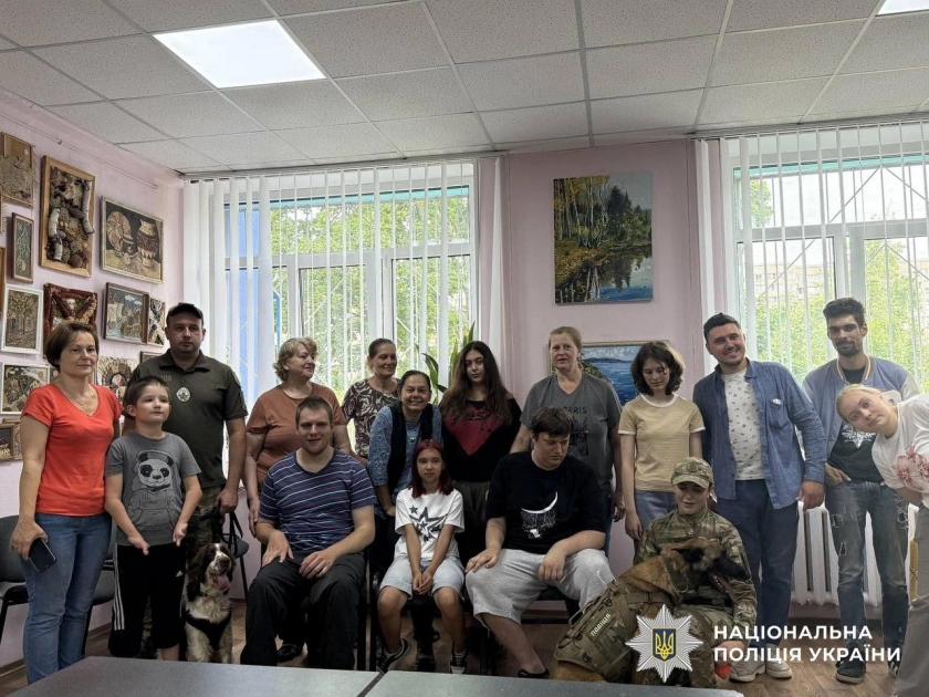 Кінологи столичної поліції провели терапевтичну зустріч для дітей на Оболоні - 1