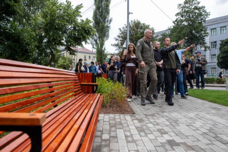 Біля метро «Політехнічний інститут» облаштували сквер замість незаконних МАФів - 3