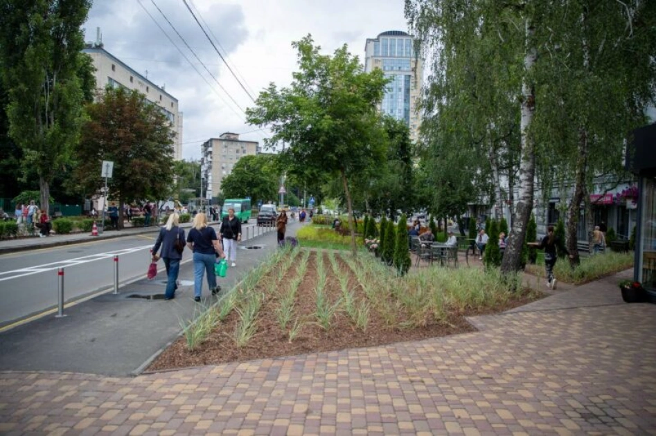 Біля метро «Політехнічний інститут» облаштували сквер замість незаконних МАФів - 6