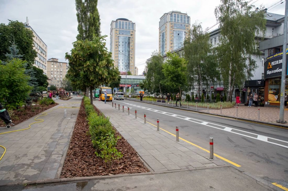 Біля метро «Політехнічний інститут» облаштували сквер замість незаконних МАФів - 9