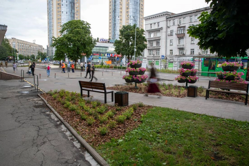 Біля метро «Політехнічний інститут» облаштували сквер замість незаконних МАФів - 8