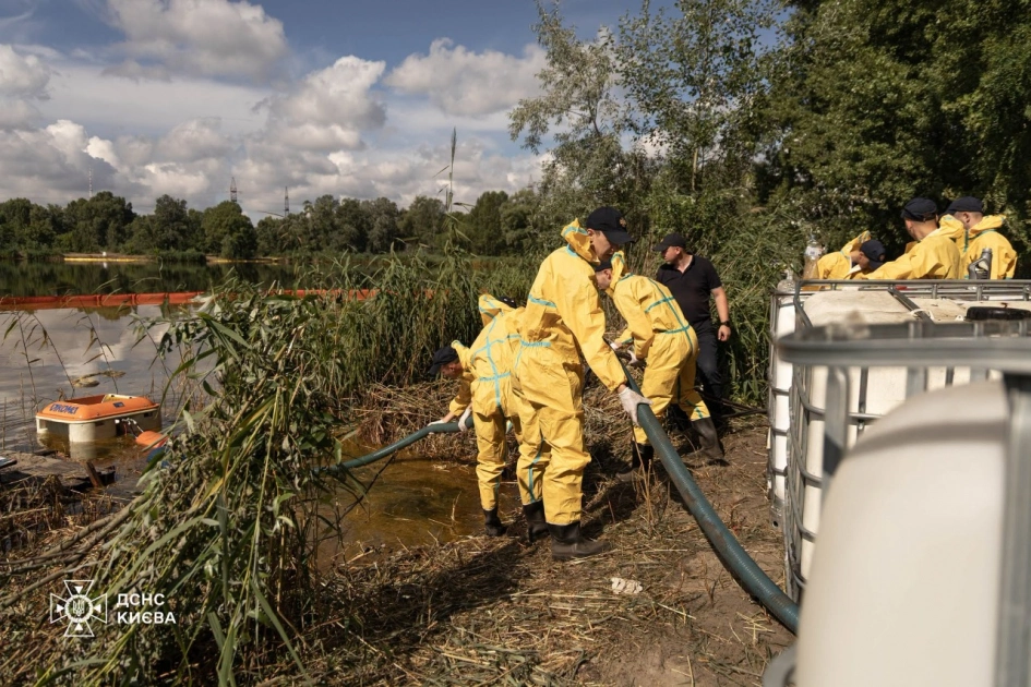 На Кирилівському озері в Києві триває ліквідація забруднення нафтопродуктами після обстрілу - 1