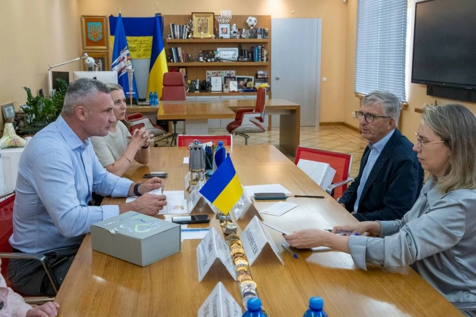 Кличко зустрівся з французьким партнером: Франція прийме ще 100 українських дітей - 1