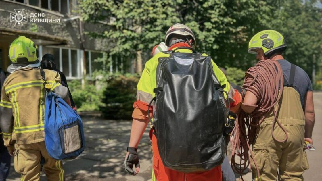 У Вишневому верхолази підняли саперів на дахи для розмінування пошкоджених будівель - 2