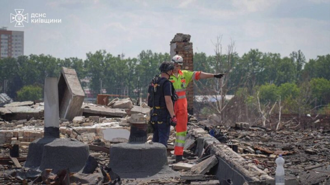 У Вишневому верхолази підняли саперів на дахи для розмінування пошкоджених будівель - 1