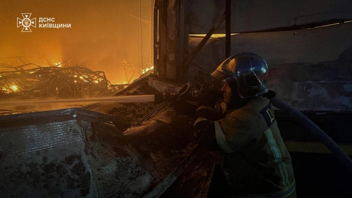 У Бучанському районі після атаки горять склади: двоє постраждалих - 7