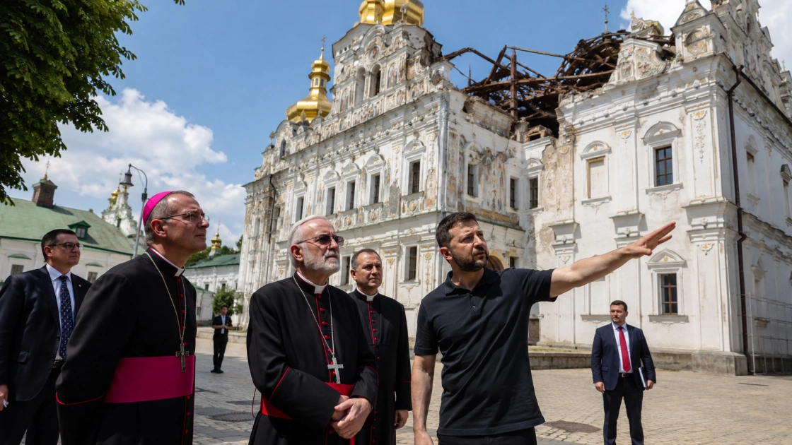 Представники Ватикану оглянули Успенський собор Лаври після російського удару - 1