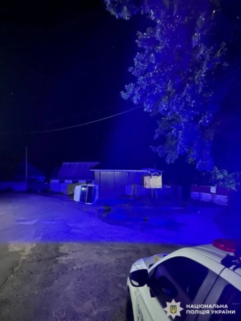 На Київщині п'яний 17-річний водій влетів у зупинку з людьми: троє постраждалих - 2