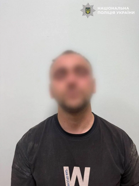 У Києві чоловік із ножем пограбував АЗС на Броварському проспекті: його затримали - 4