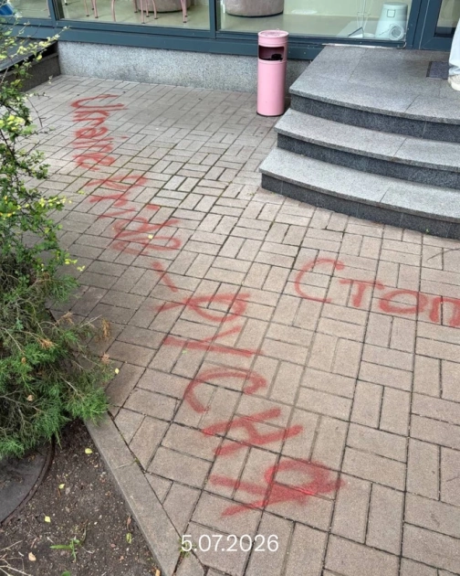 Невідомі підкинули свинячі голови до салону G×Bar у Києві - поліція шукає причетних - 2