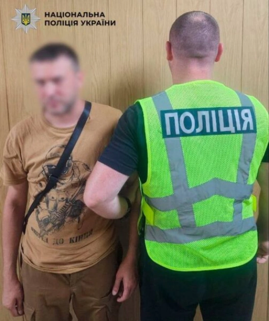 На Оболоні чоловік відкрив стрілянину в супермаркеті: поліція затримала зловмисника - 1