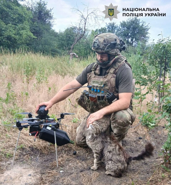 Бойовий кіт Остап допомагає поліцейським Києва запускати дрони - 2