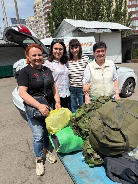 Київські волонтери передали військовим маскувальні сітки та «кікімори»: фото допомоги - 3