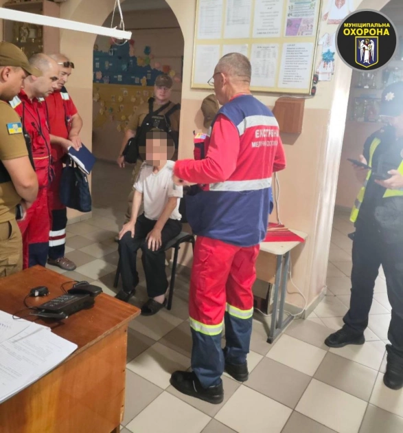 У київський ліцей увірвався чоловік із тесаком: охорона передала його медикам - 1