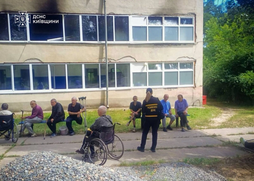 Пожежа спалахнула в центрі для бездомних на Київщині - евакуювали 40 людей - 5