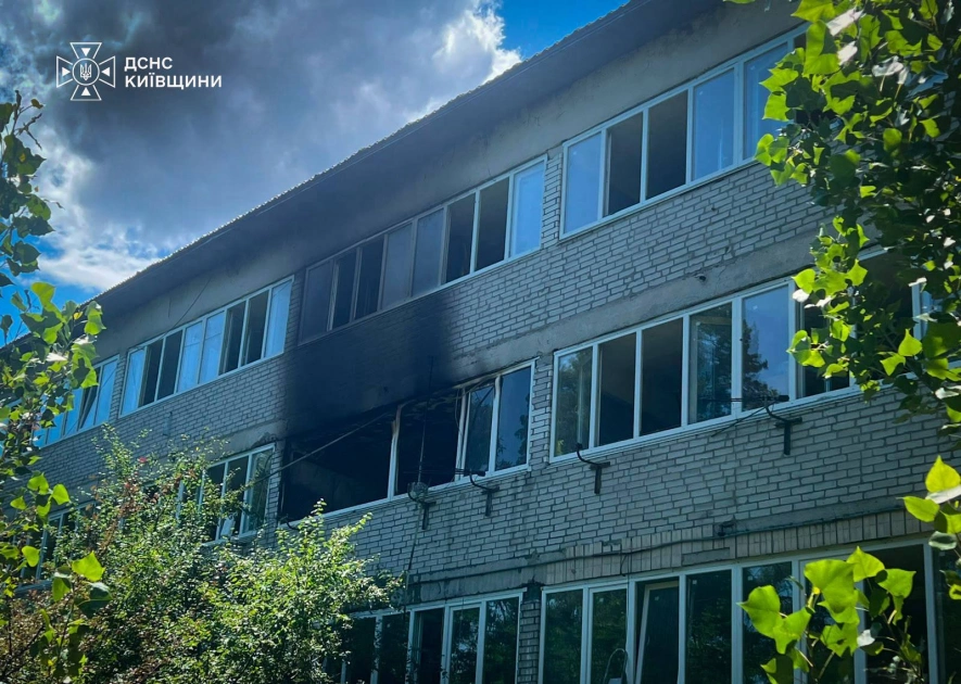 Пожежа спалахнула в центрі для бездомних на Київщині - евакуювали 40 людей - 3