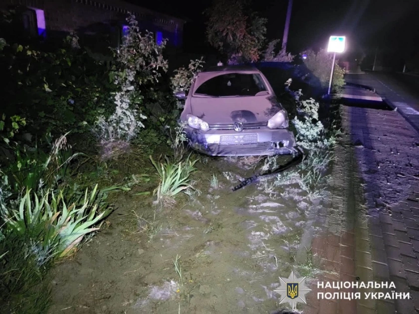 П’яний водій вилетів на тротуар, збив чоловіка і протаранив паркан на Київщині - 1