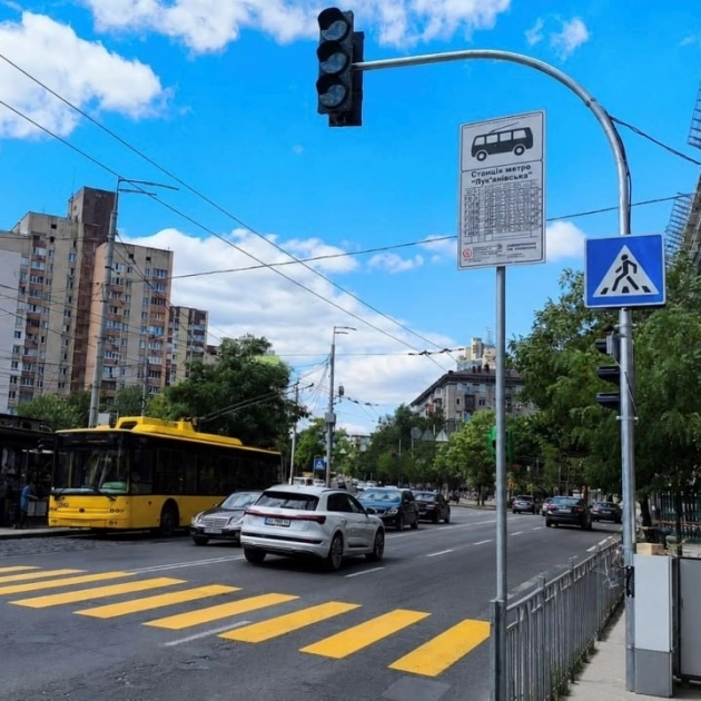 Біля метро «Лук’янівська» у Києві запрацювали світлофори: що змінилося - 2