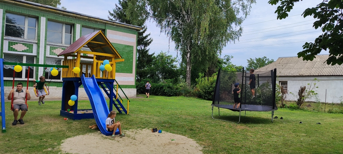 Найближчий майданчик був за 8 км: киянка об’єднала село й створила два простори для дітей - 1