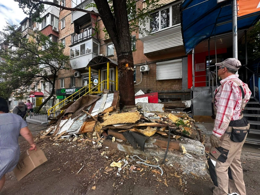 У Києві демонтували МАФ навколо дерева: комунальники показали фото - 3