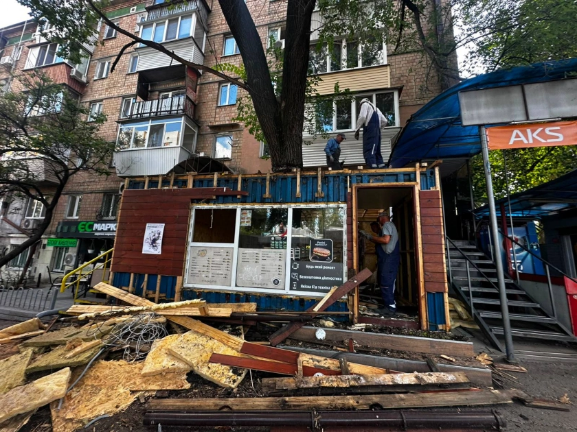 У Києві демонтували МАФ навколо дерева: комунальники показали фото - 2