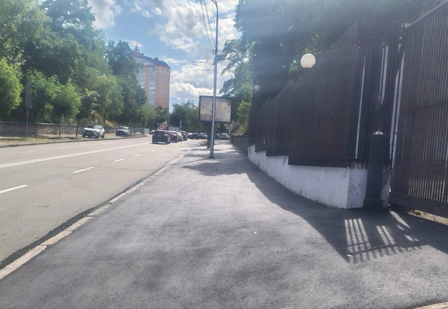У Шевченківському районі Києва відремонтували тротуар та оновлюють підземний перехід - 1