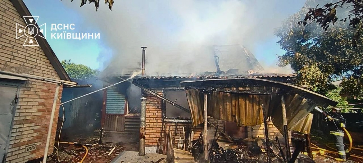 На Київщині під час пожежі в будинку загинула людина, ще одну госпіталізували - 2
