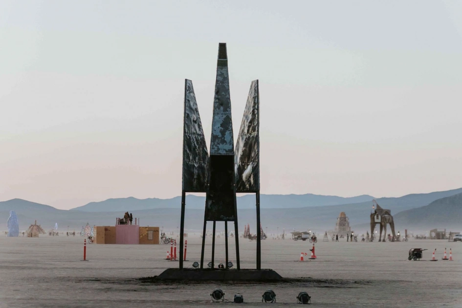 Пройшов крізь вогонь Burning Man: біля МЗС у Києві встановили 8-метрового «Фенікса» - 1