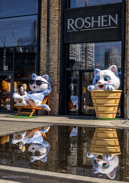 Біля Roshen Plaza у Києві встановили фотозону з гігантськими котиками - 3