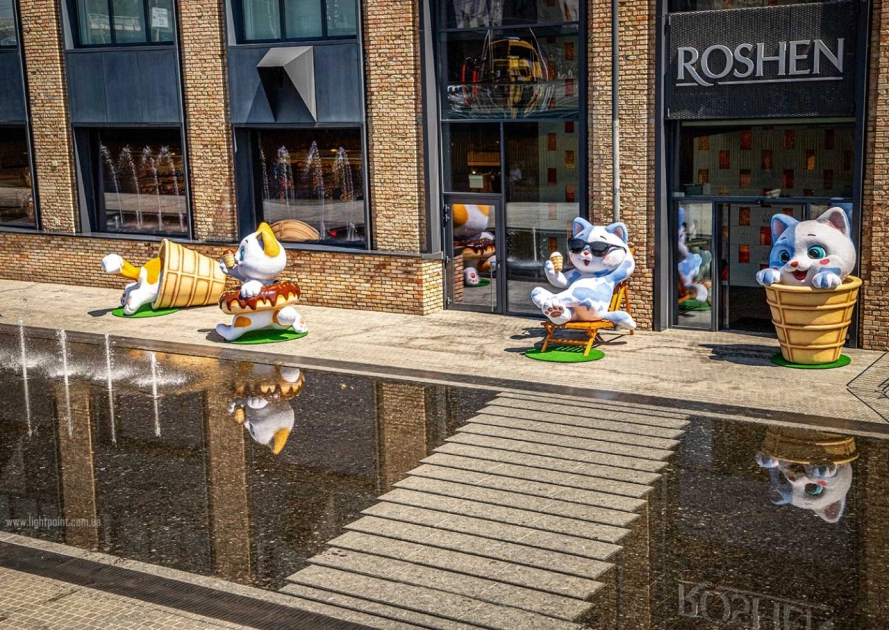 Біля Roshen Plaza у Києві встановили фотозону з гігантськими котиками - 1