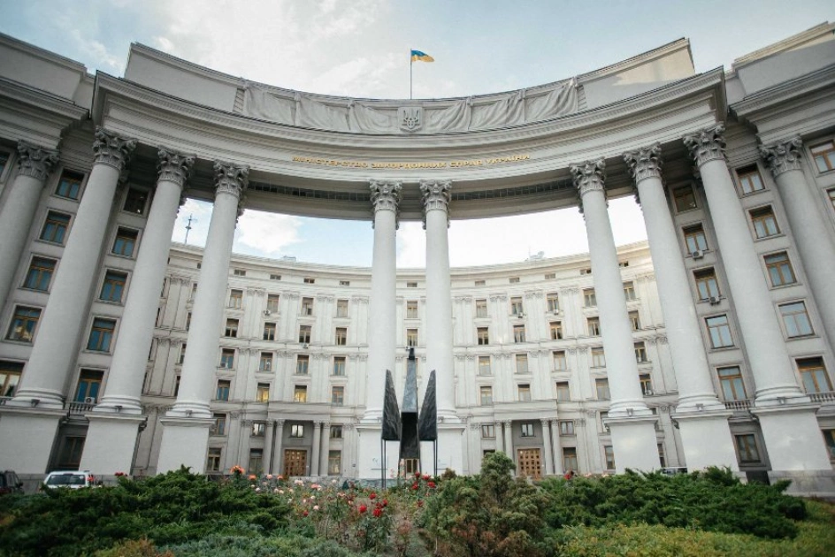 Біля МЗС у Києві встановили восьмиметрову скульптуру «Фенікс»: що вона символізує - 1